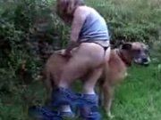 Cão dá surra de piroca na mulher no meio do mato