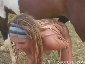 Mulher adora uma putaria com os cavalos da fazenda